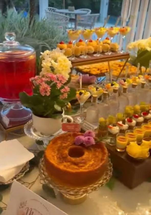 Bolo caseiro e doces em mesa de celebração