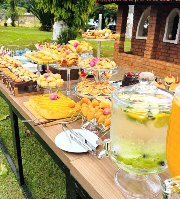 Mesa de coffee break ao ar livre montada pela Bolateria da Vovó