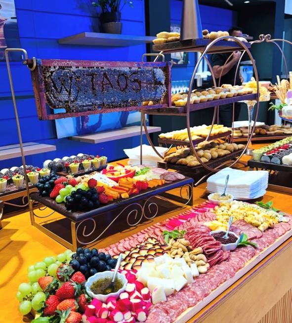 Buffet corporativo com frios, frutas e salgados montado pela Bolateria