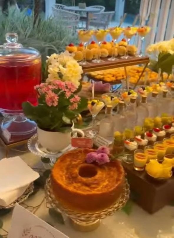 Bolo caseiro em mesa de celebração da Bolateria da Vovó