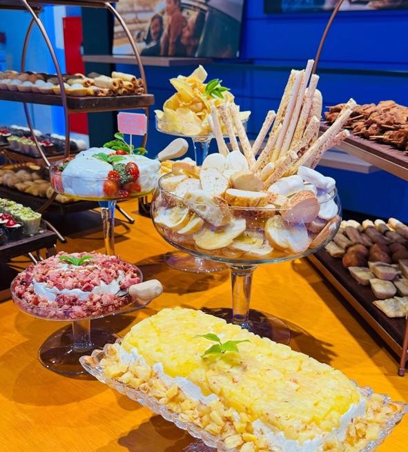 Mesa de coffee break com pastas, salgados e petiscos